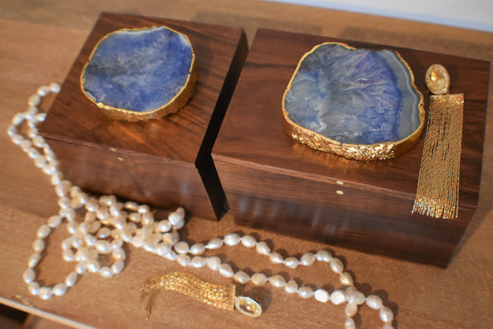Agate-topped lid